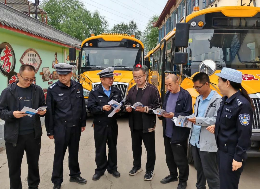縣交警大隊為校車“體檢”確保新學期學生乘車安全 圖片