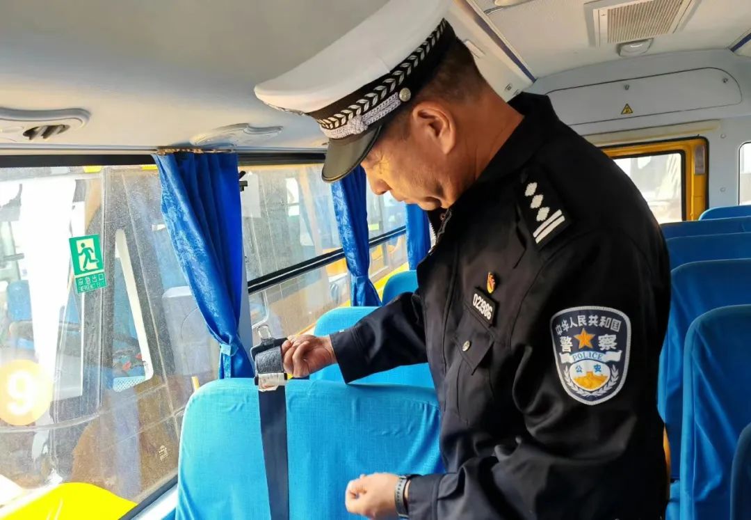 縣交警大隊為校車“體檢”確保新學期學生乘車安全 圖片