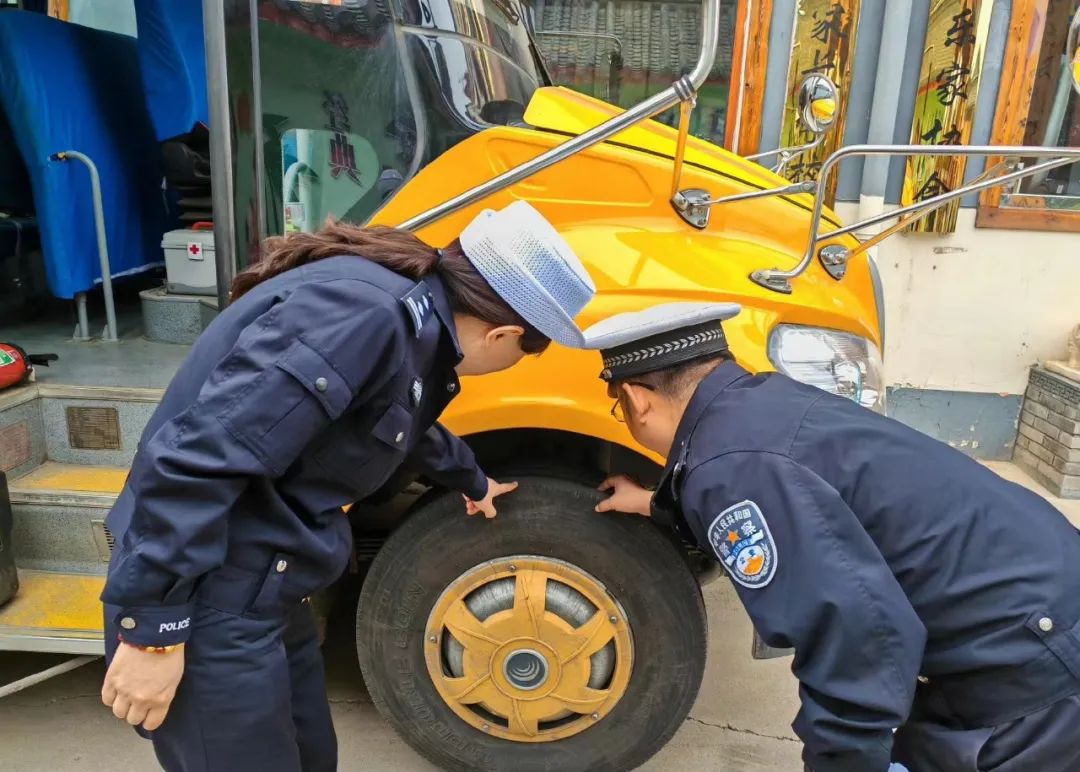 縣交警大隊為校車“體檢”確保新學期學生乘車安全 圖片