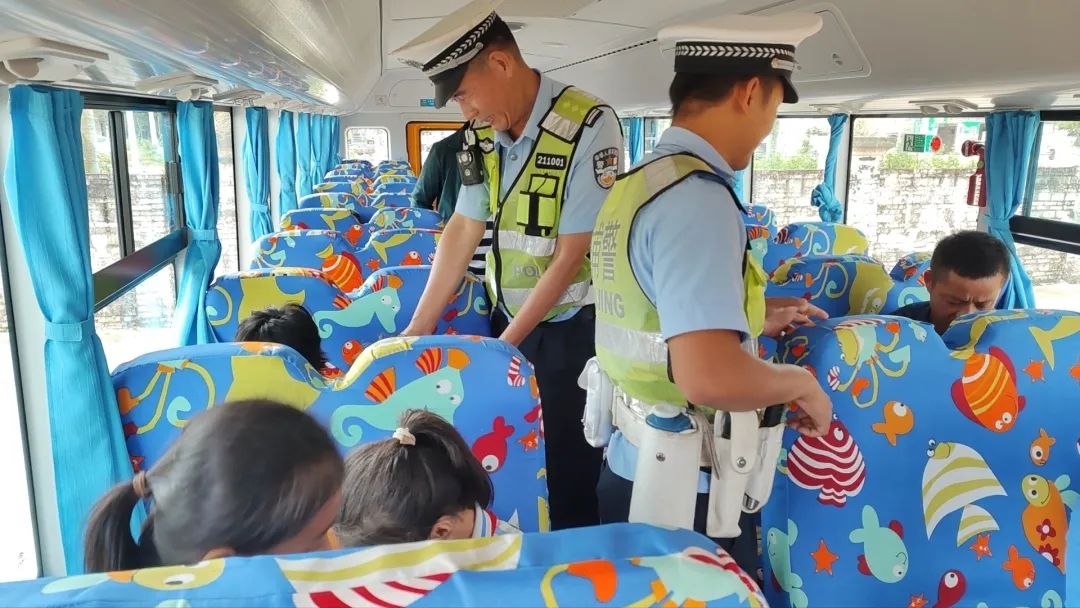 開發區交警嚴把校車“安全關”,守好學生“上學路” 圖片