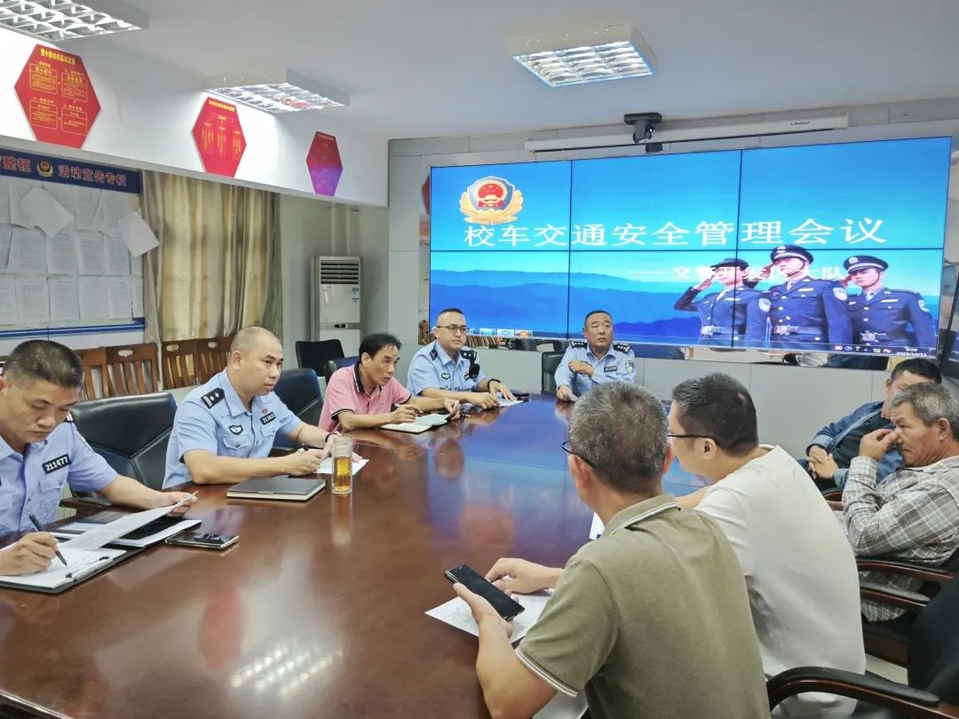 開發區交警嚴把校車“安全關”,守好學生“上學路” 圖片