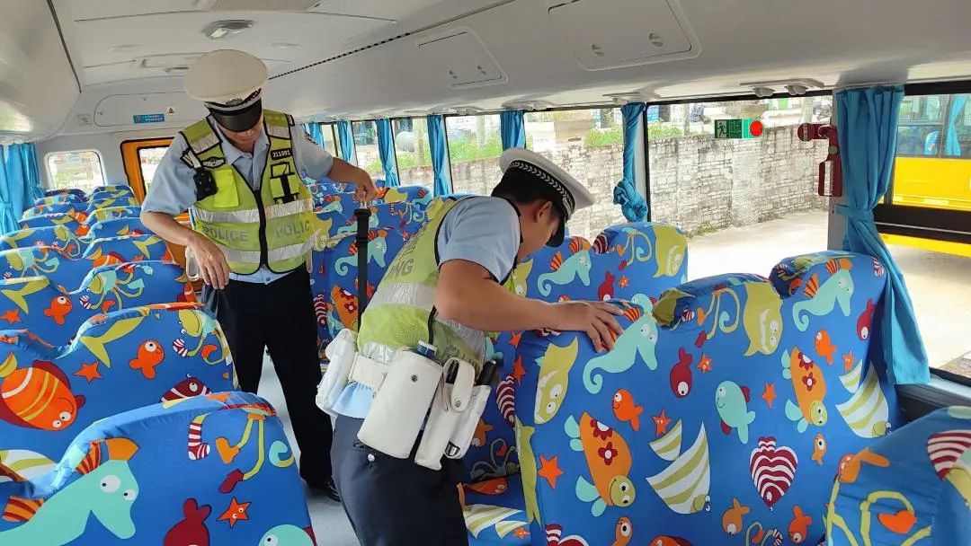 開發區交警嚴把校車“安全關”,守好學生“上學路” 圖片