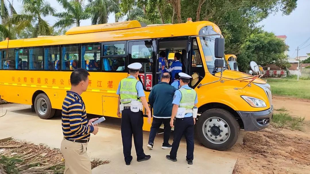 開發區交警嚴把校車“安全關”,守好學生“上學路” 圖片