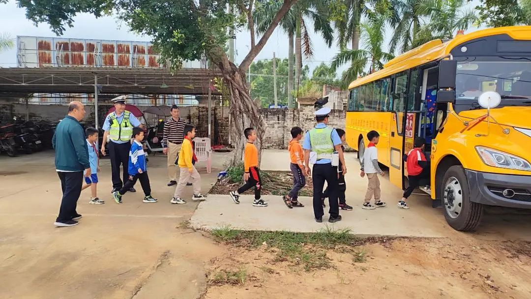 開發區交警嚴把校車“安全關”,守好學生“上學路” 圖片
