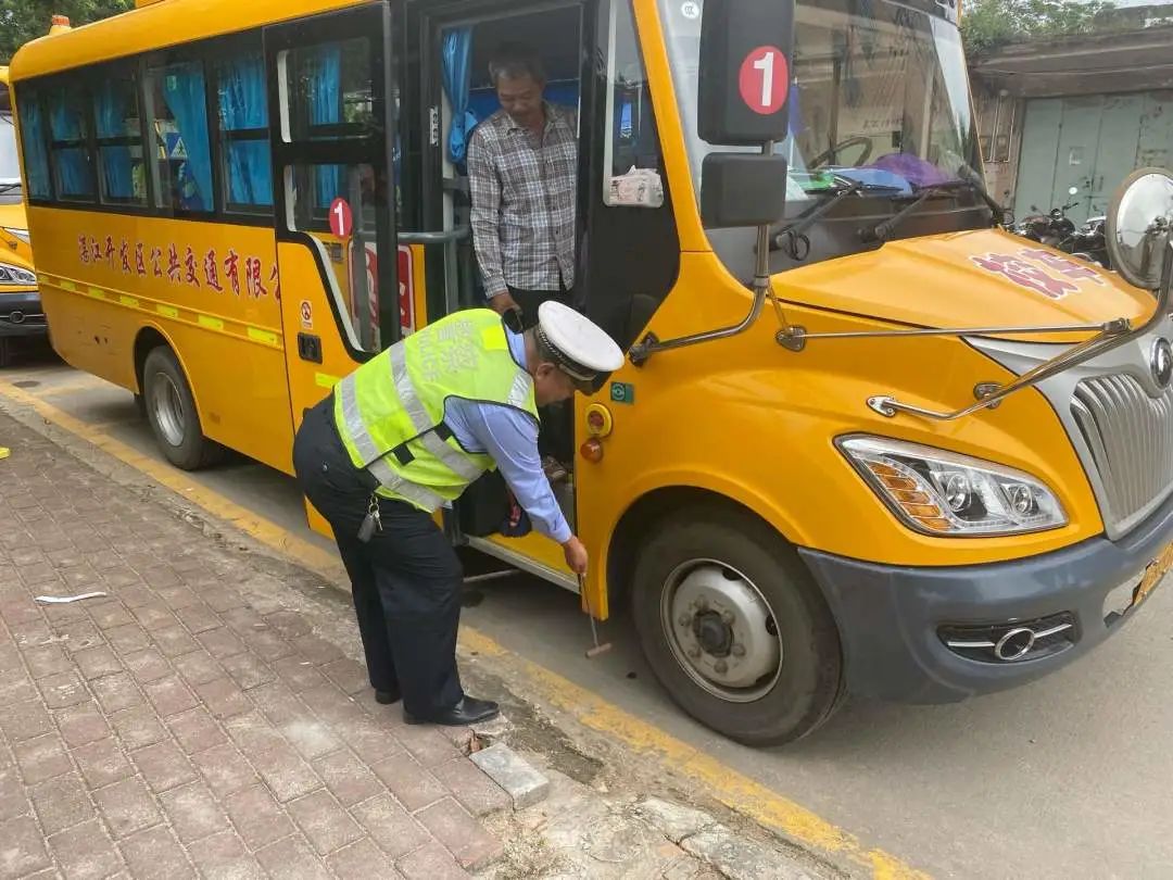 開發區交警嚴把校車“安全關”,守好學生“上學路” 圖片