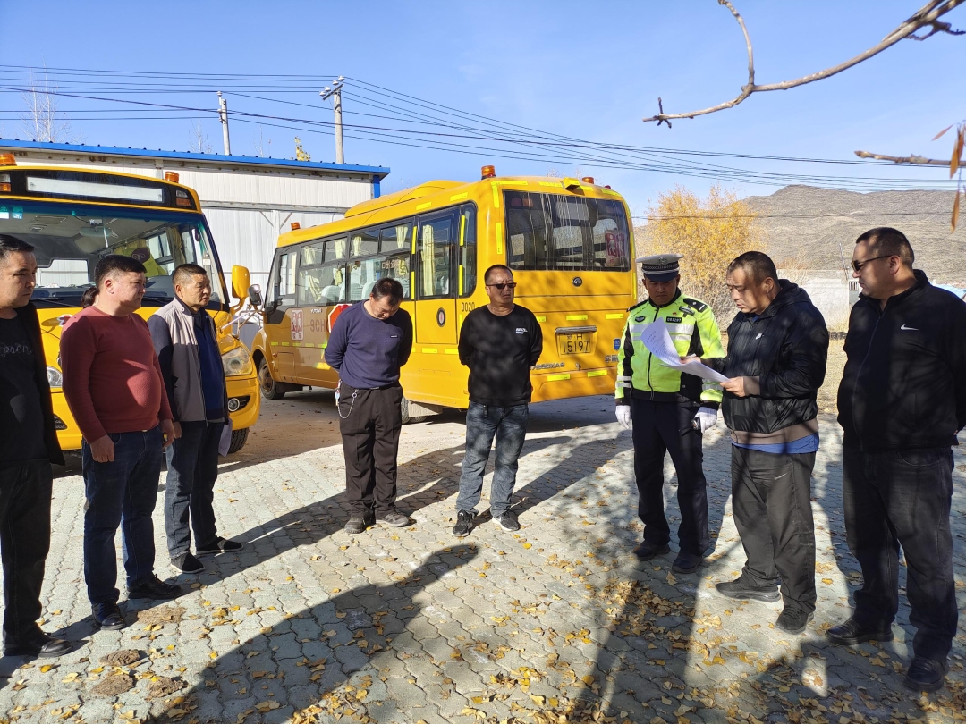 青河縣教育局聯(lián)合縣交警大隊開展校車安全聯(lián)合檢查/ 圖片