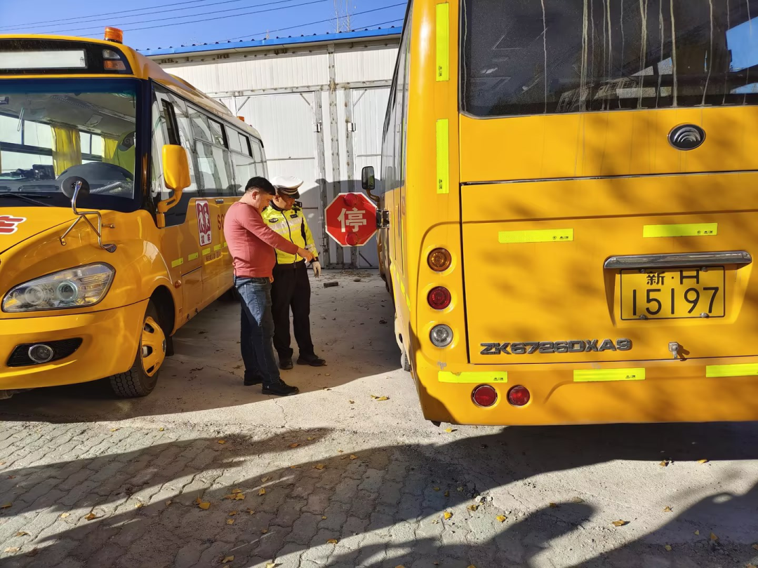 青河縣教育局聯(lián)合縣交警大隊開展校車安全聯(lián)合檢查/ 圖片