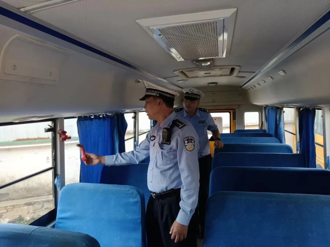 肇慶交警開展全市校車安全隱患大排查/ 圖片