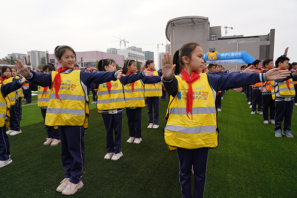 唐山開平:交通安全伴“童”行 唐山開平:交通安全伴“童”行_fororder_圖1:圖為學生學習交通安全操.JPG