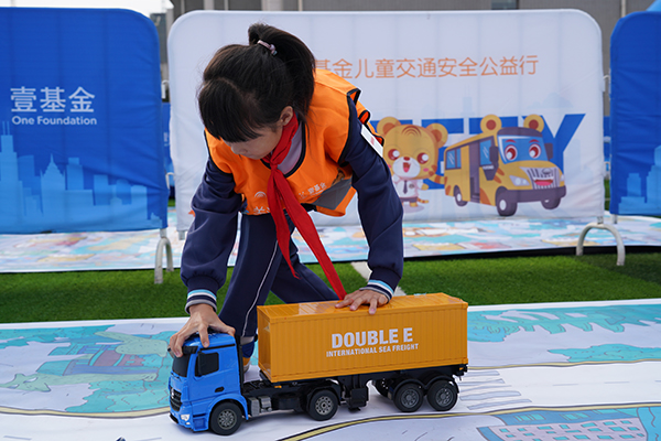 唐山開平:交通安全伴“童”行 唐山開平:交通安全伴“童”行_fororder_圖3:圖為學生體驗游戲“認識大貨車內輪差”.JPG