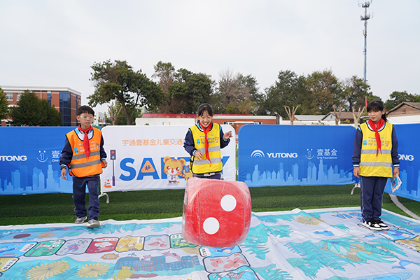 唐山開平:交通安全伴“童”行 唐山開平:交通安全伴“童”行_fororder_圖4:圖為學生參與游戲“交通安全出行棋”.JPG