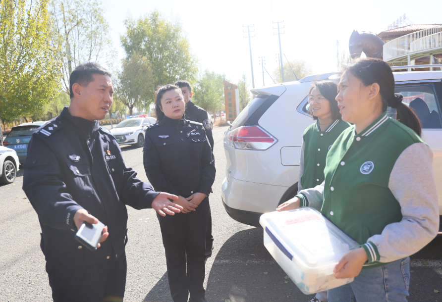 【保駕護航幼兒園 交警為校車“體檢”】 圖片