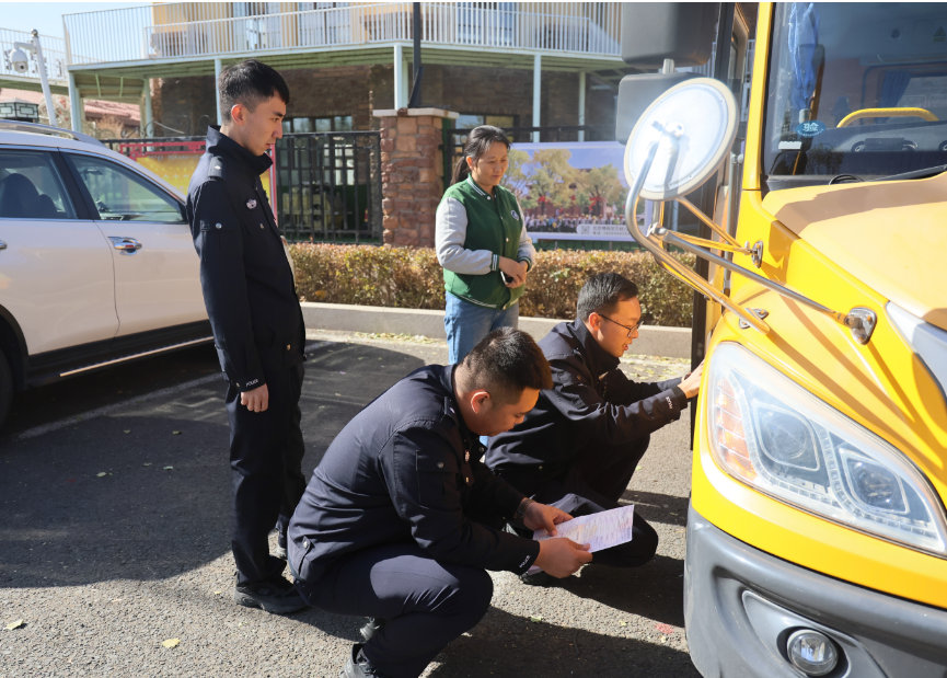 【保駕護航幼兒園 交警為校車“體檢”】 圖片