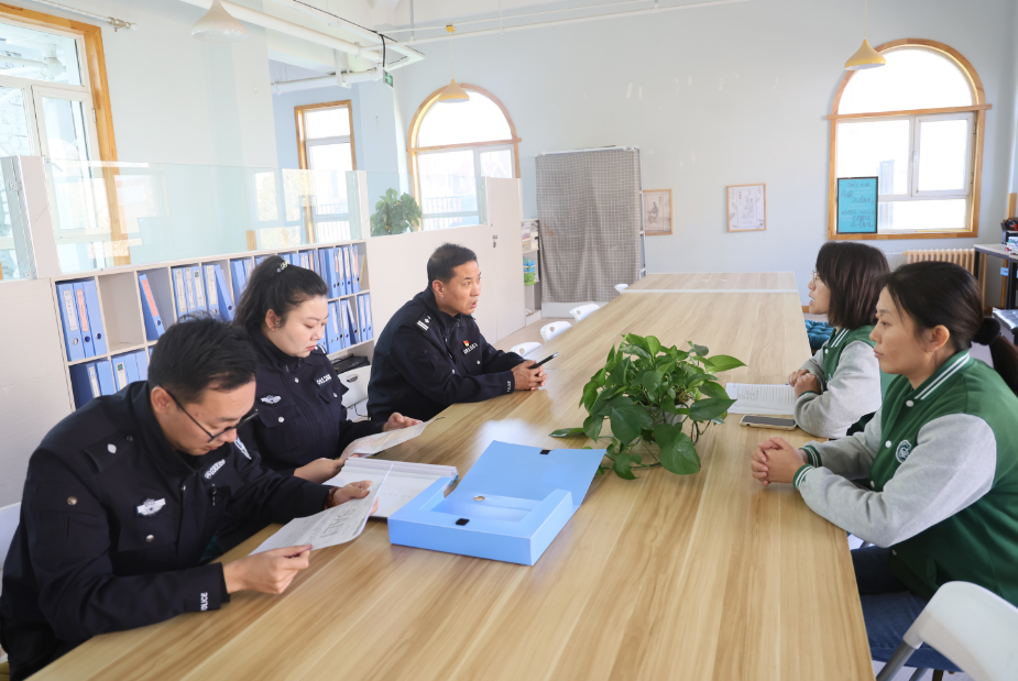 【保駕護航幼兒園 交警為校車“體檢”】 圖片