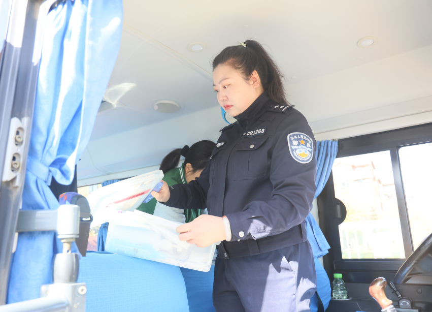 【保駕護航幼兒園 交警為校車“體檢”】 圖片