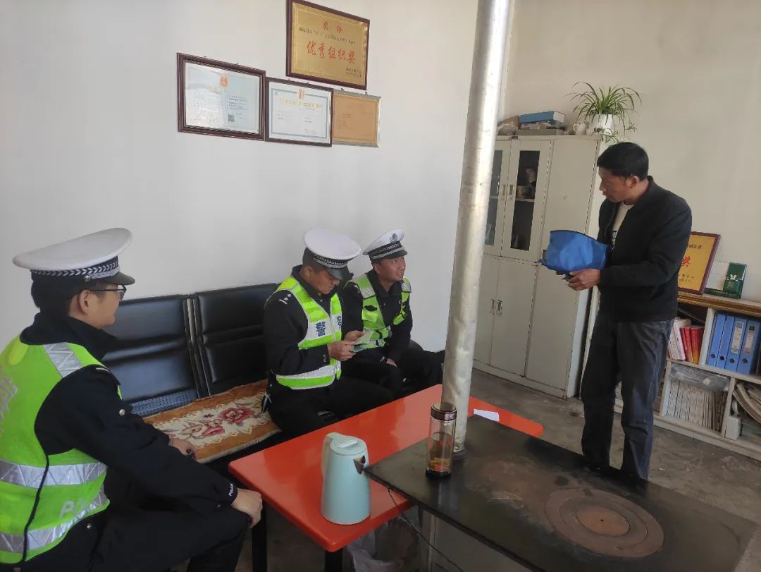 臨夏縣公安交警:嚴把校車安全關 護航平安上學路 圖片