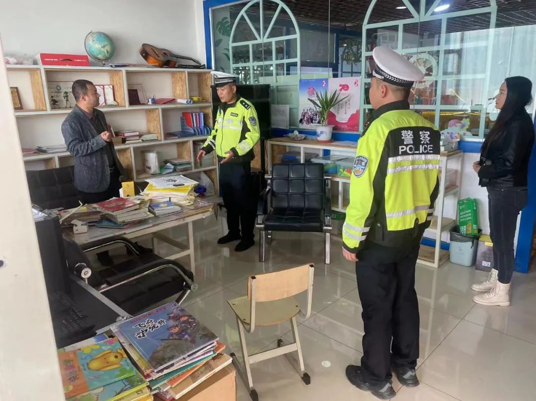 臨夏縣公安交警:嚴把校車安全關 護航平安上學路 圖片