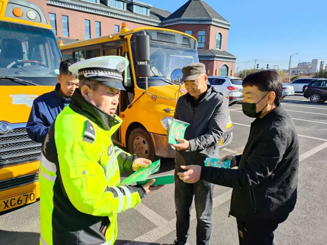 冬季行動丨龍井交警開展冬季校車安全大檢查/ 圖片