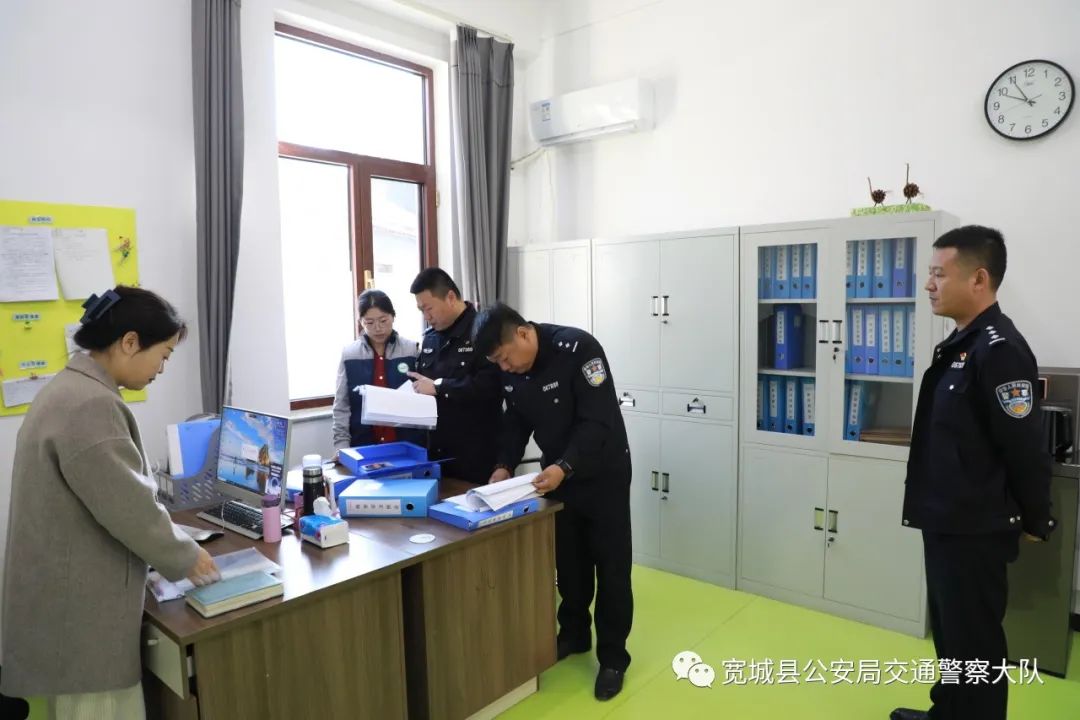 寬城交警檢校車排隱患擰緊冬季校車出行“安全閥” 圖片