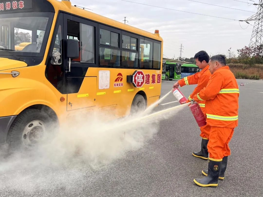 嘉魚鴻祥校車公司開展校車突發事件應急救援演練/ 圖片