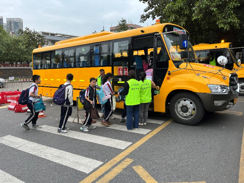 創(chuàng)新校車運(yùn)營(yíng)模式!三水區(qū)共享校車正式運(yùn)營(yíng) 圖片