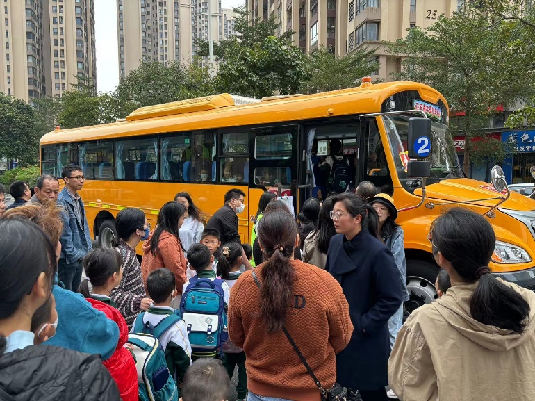 創(chuàng)新校車運(yùn)營(yíng)模式!三水區(qū)共享校車正式運(yùn)營(yíng) 圖片