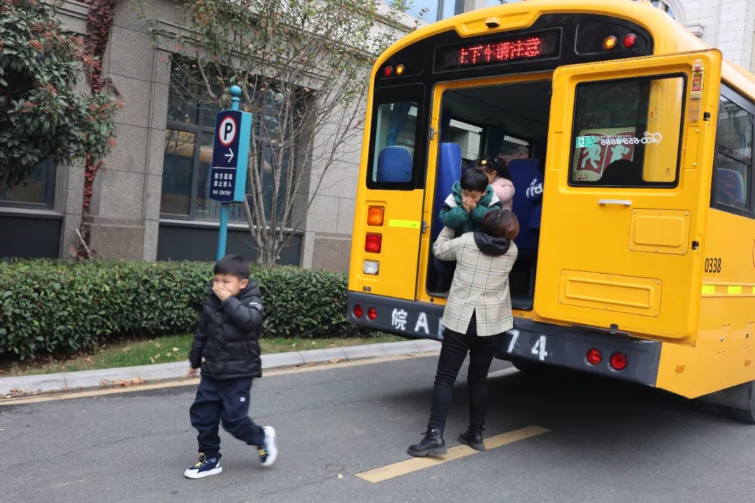 校車消防演練,筑牢安全防線 圖片