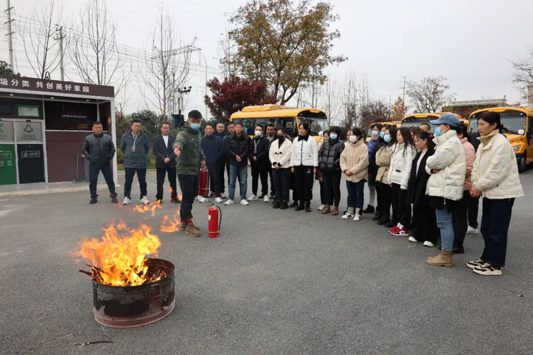 校車消防演練,筑牢安全防線 圖片