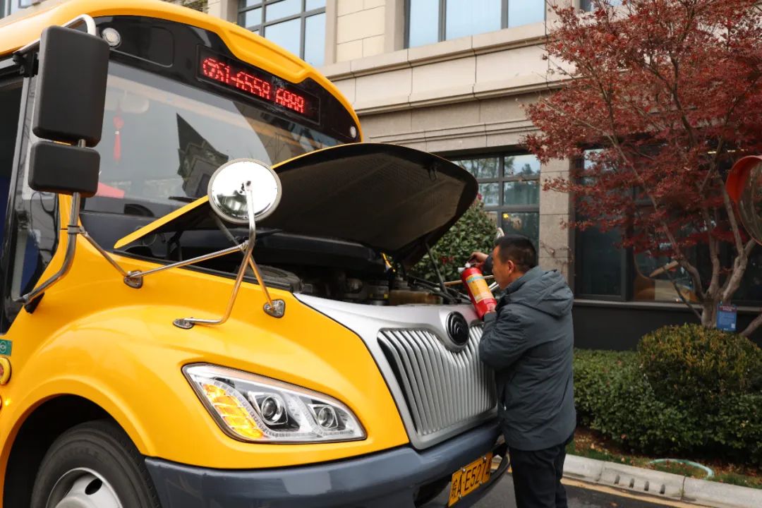 校車消防演練,筑牢安全防線 圖片