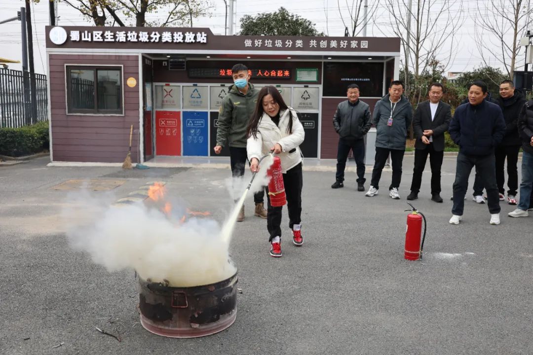 校車消防演練,筑牢安全防線 圖片