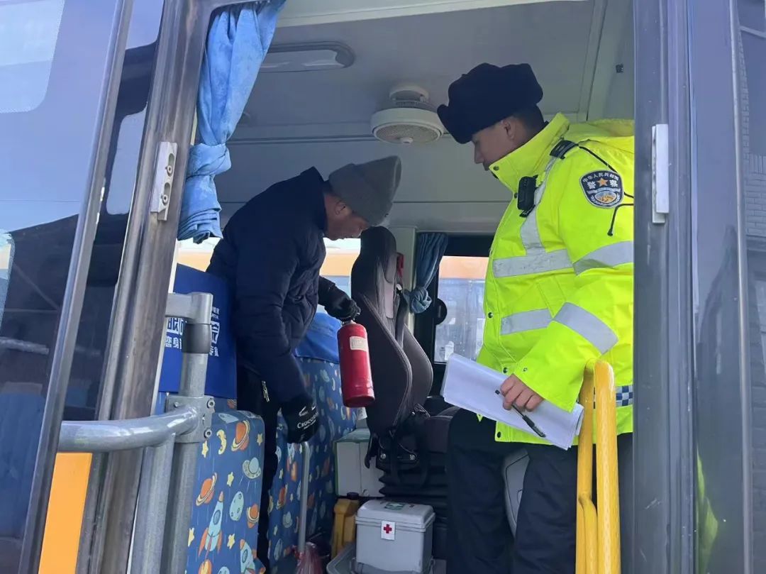 開(kāi)展校車(chē)安全大檢查,擰緊校車(chē)出行“安全閥” 圖片