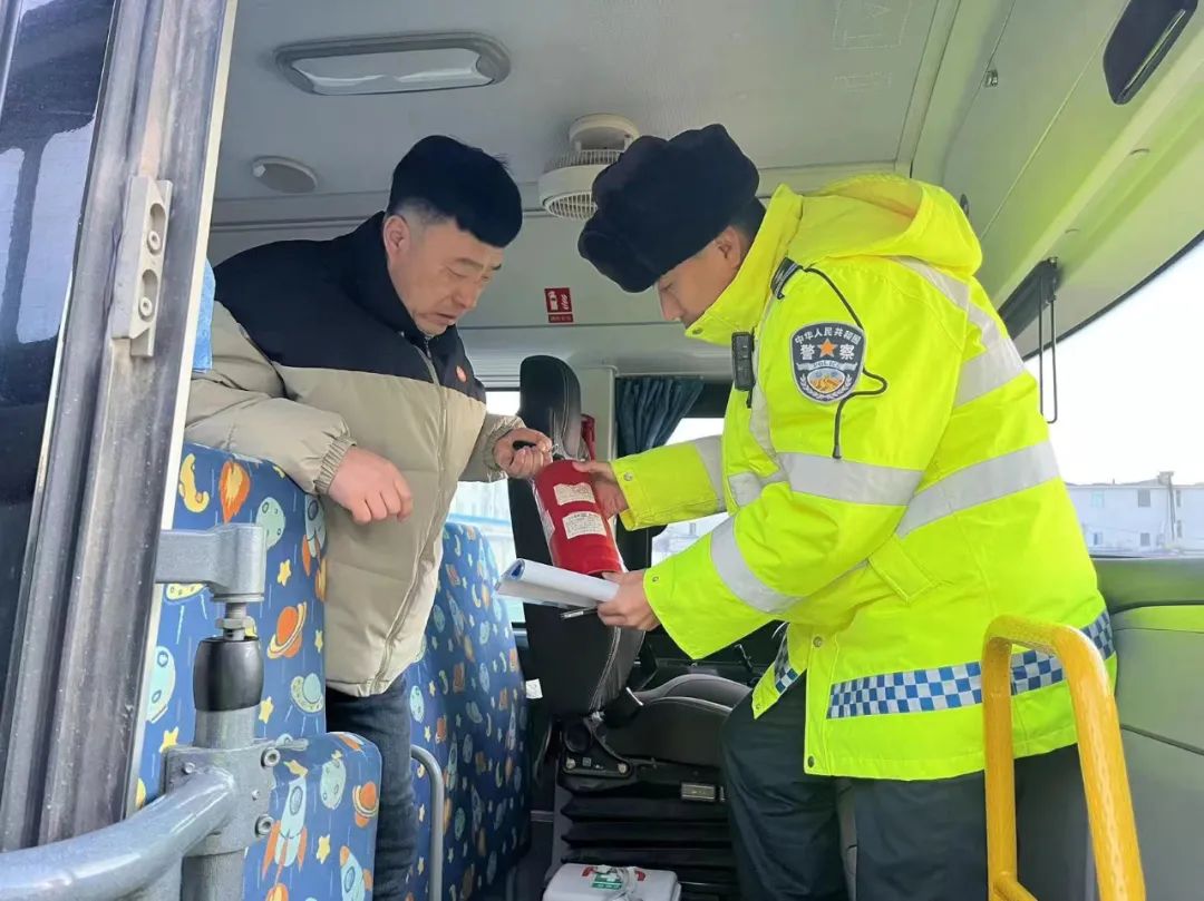 開(kāi)展校車(chē)安全大檢查,擰緊校車(chē)出行“安全閥” 圖片