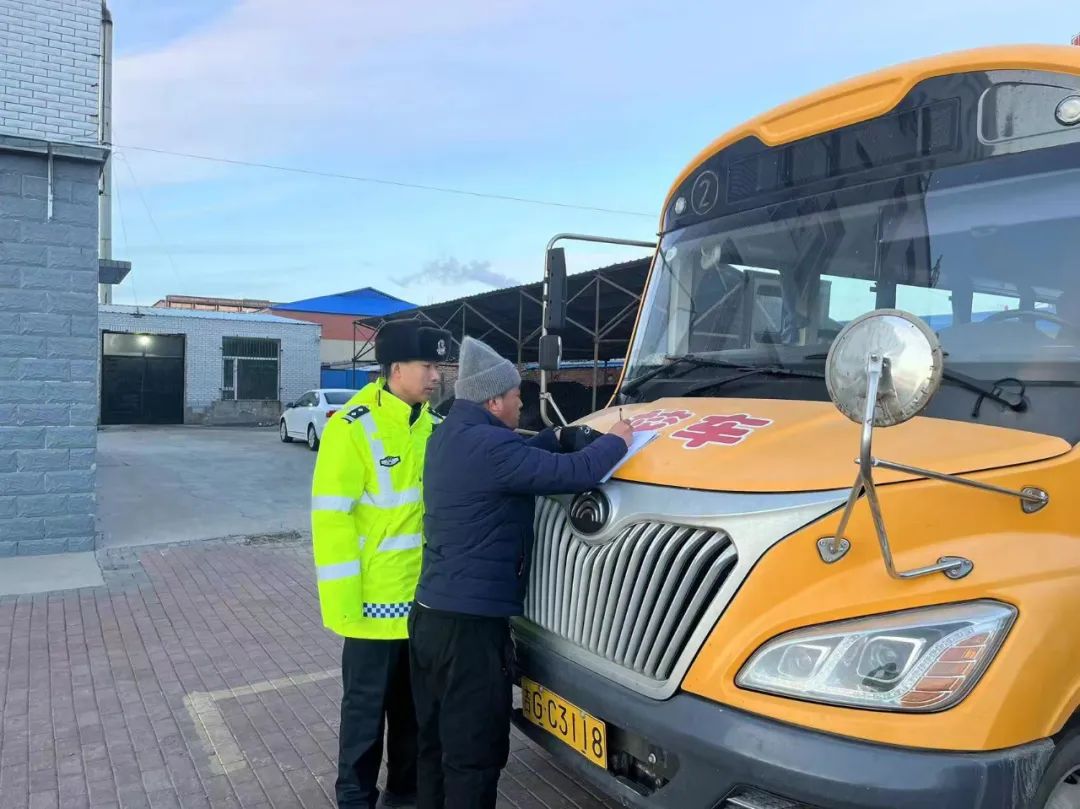 開(kāi)展校車(chē)安全大檢查,擰緊校車(chē)出行“安全閥” 圖片