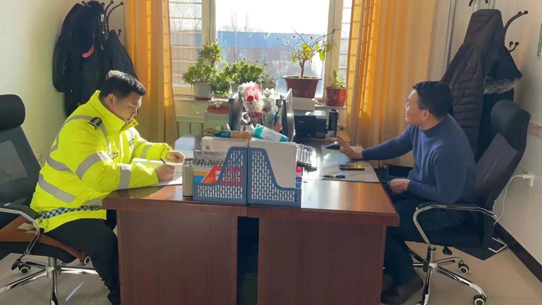 開(kāi)展校車(chē)安全大檢查,擰緊校車(chē)出行“安全閥” 圖片