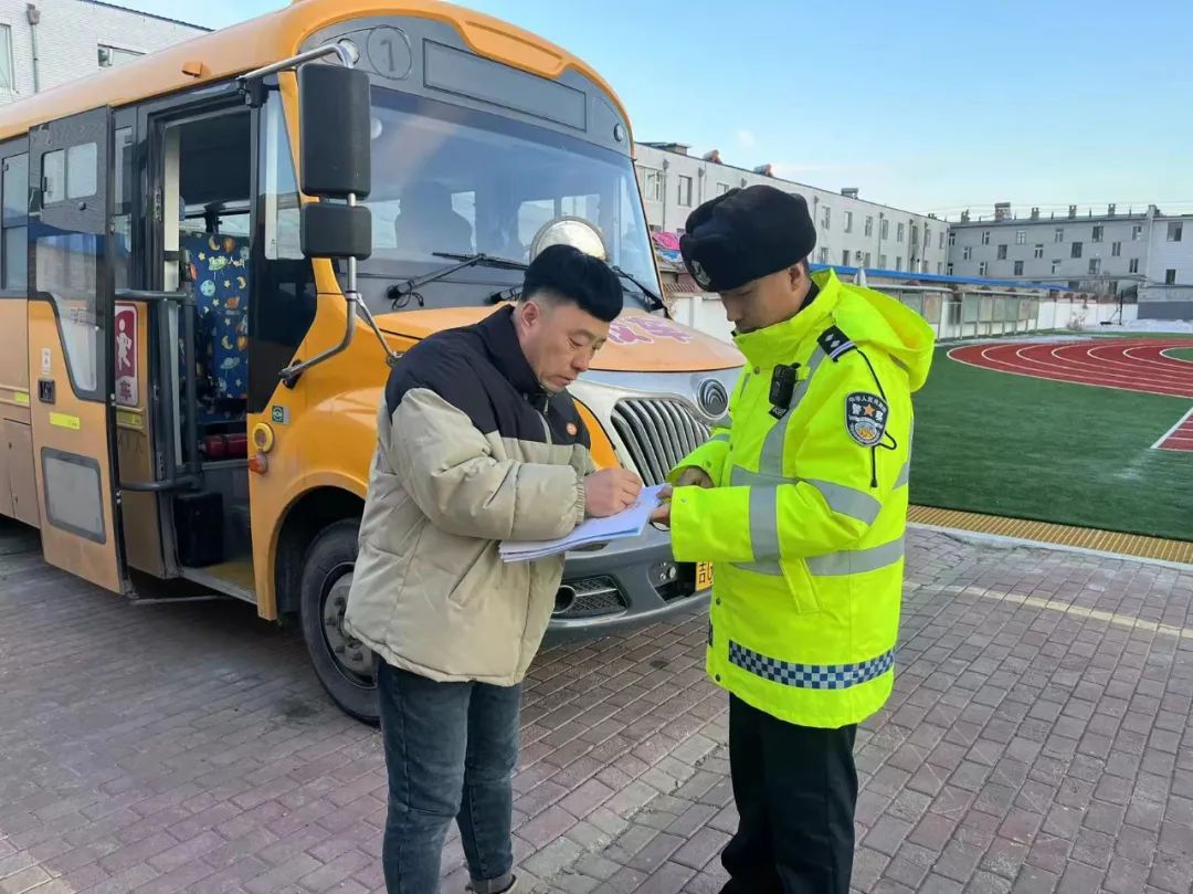 開(kāi)展校車(chē)安全大檢查,擰緊校車(chē)出行“安全閥” 圖片