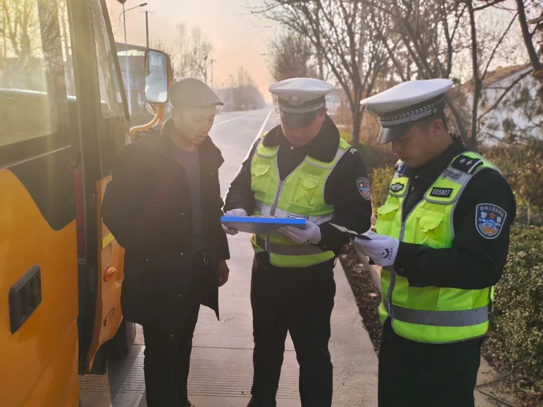 華陰交警校車交通安全隱患突擊檢查行動/ 圖片