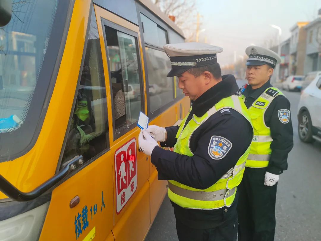 華陰交警校車交通安全隱患突擊檢查行動/ 圖片