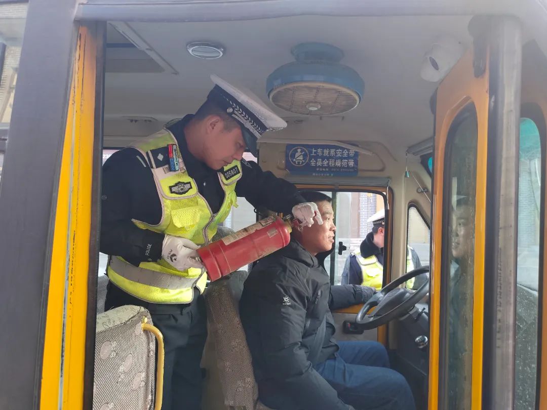 華陰交警校車交通安全隱患突擊檢查行動/ 圖片