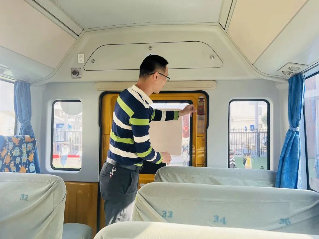 為愛護航,平安校車伴我行 ——方點圓幼兒園校車安全演練 為愛護航,平安校車伴我行 ——方點圓幼兒園校車安全演練