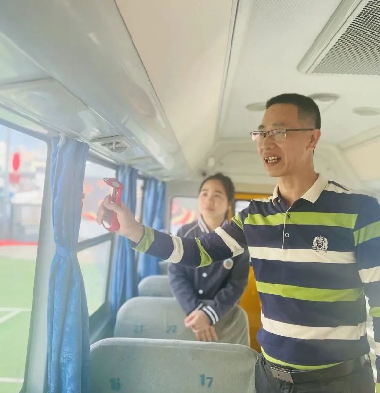 為愛護航,平安校車伴我行 ——方點圓幼兒園校車安全演練 為愛護航,平安校車伴我行 ——方點圓幼兒園校車安全演練