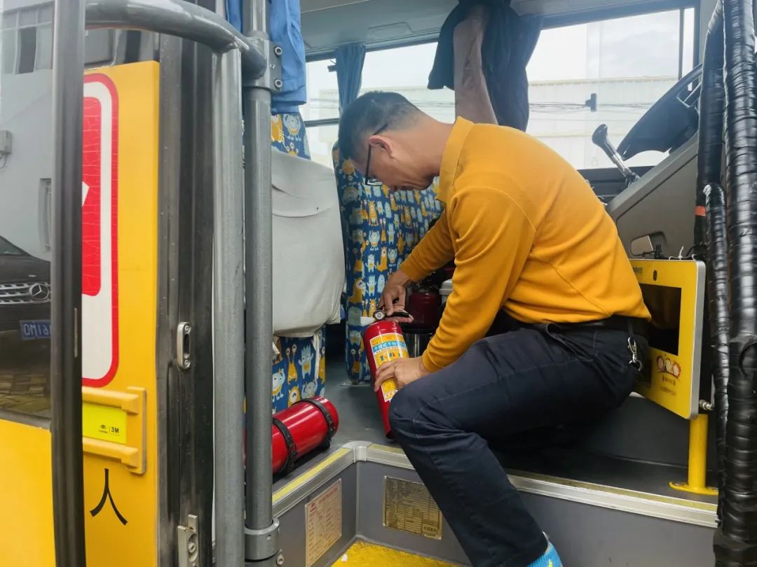 為愛護航,平安校車伴我行 ——方點圓幼兒園校車安全演練 為愛護航,平安校車伴我行 ——方點圓幼兒園校車安全演練