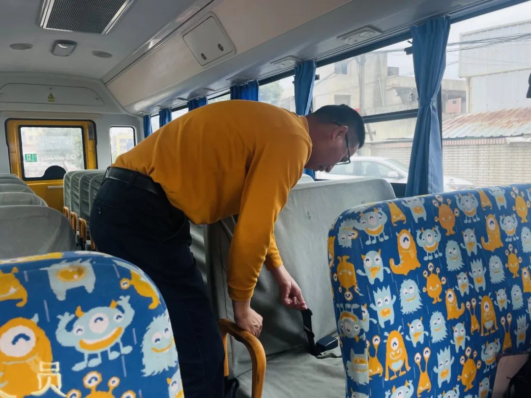 為愛護航,平安校車伴我行 ——方點圓幼兒園校車安全演練 為愛護航,平安校車伴我行 ——方點圓幼兒園校車安全演練