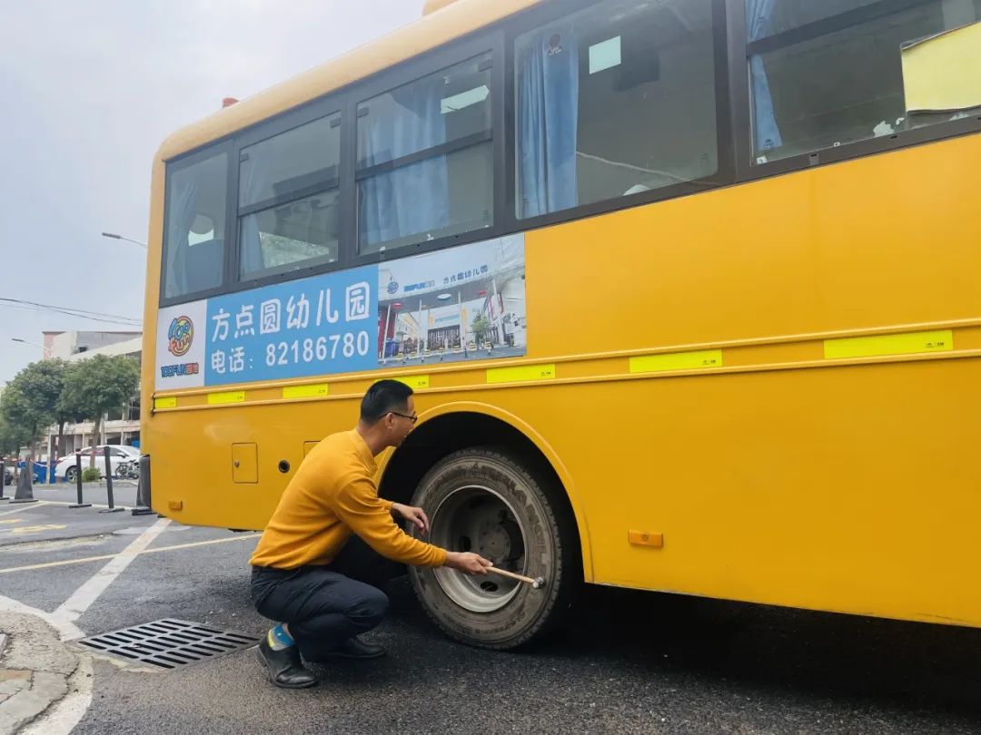 為愛護航,平安校車伴我行 ——方點圓幼兒園校車安全演練 為愛護航,平安校車伴我行 ——方點圓幼兒園校車安全演練