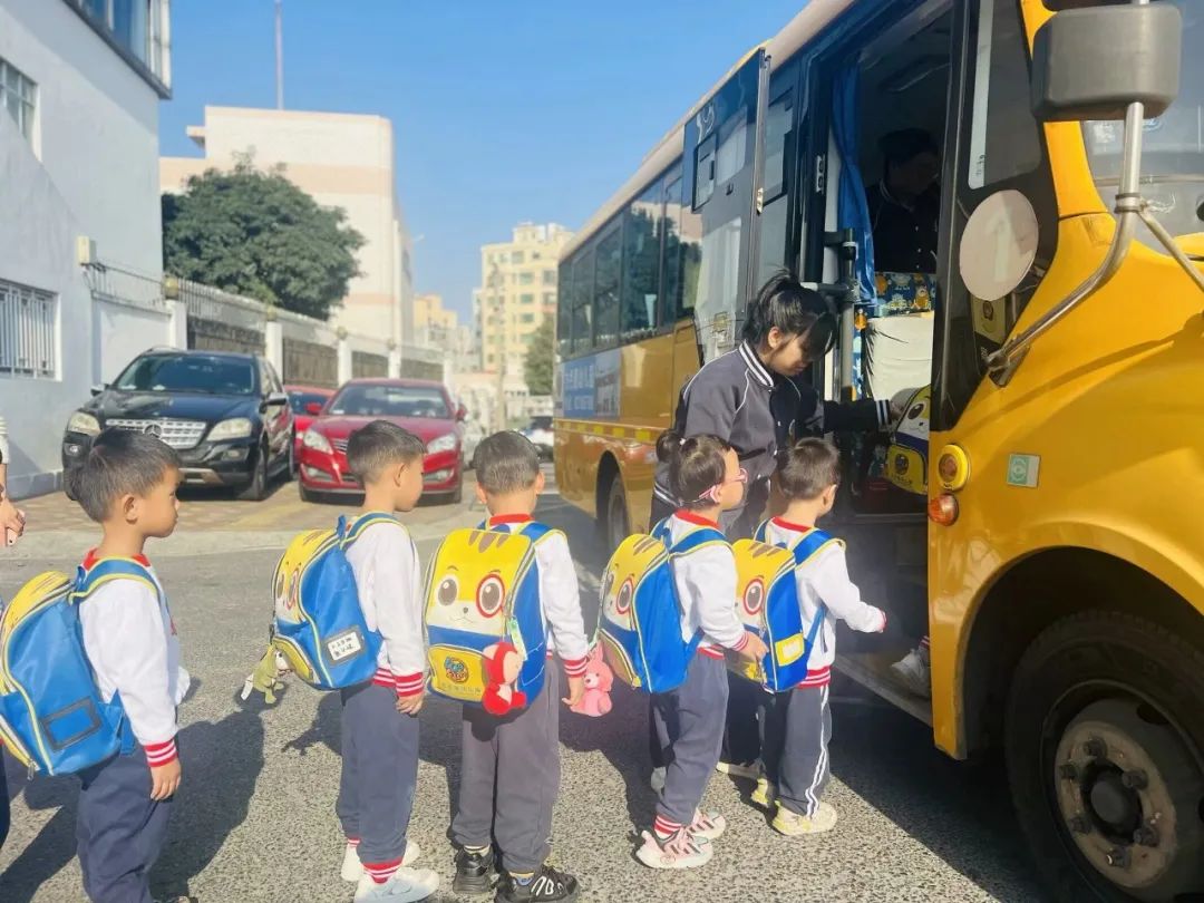 為愛護航,平安校車伴我行 ——方點圓幼兒園校車安全演練 為愛護航,平安校車伴我行 ——方點圓幼兒園校車安全演練