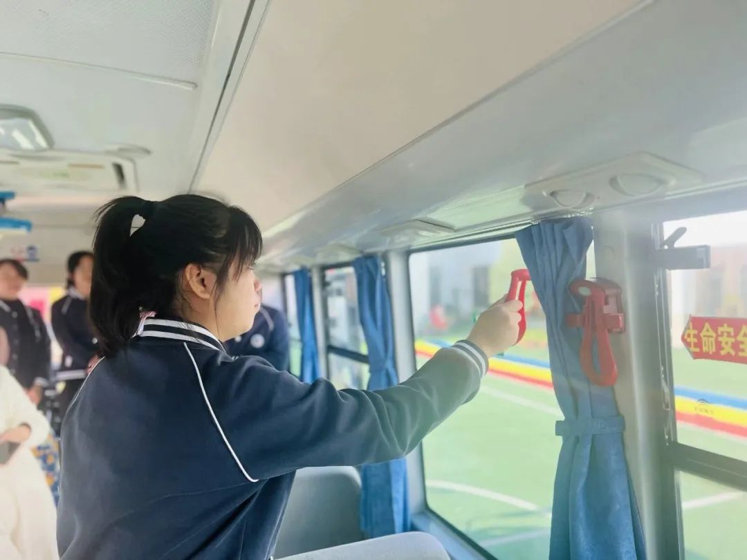 為愛護航,平安校車伴我行 ——方點圓幼兒園校車安全演練 為愛護航,平安校車伴我行 ——方點圓幼兒園校車安全演練