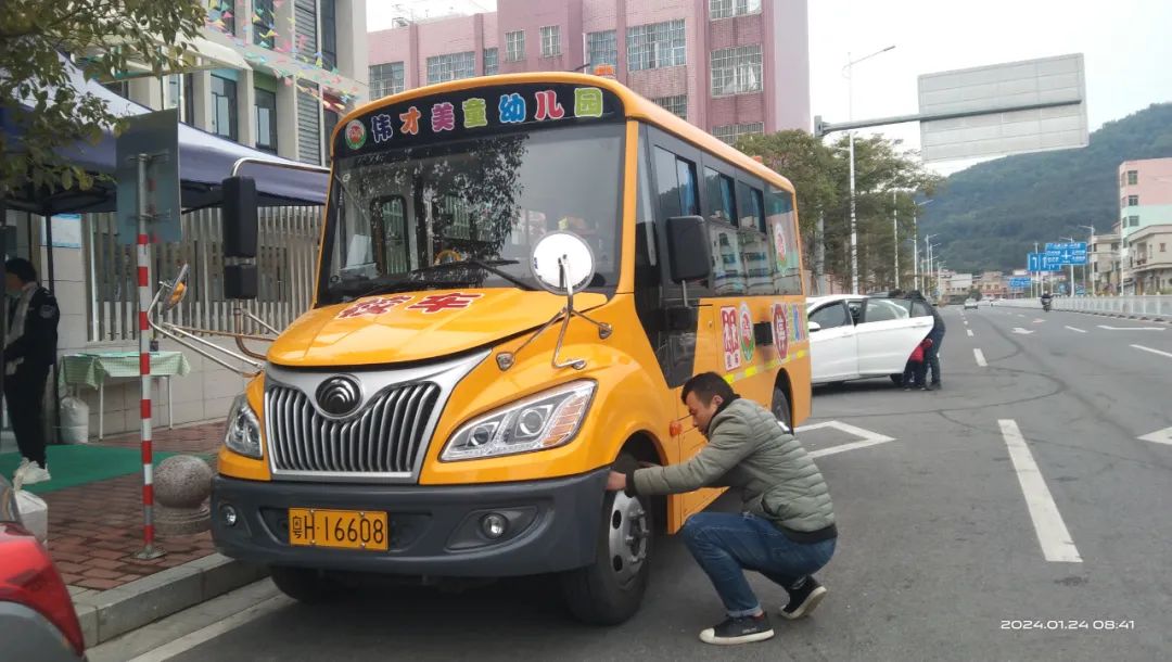【安全教育】安全乘校車,平安伴我行——偉才美童幼兒園校車應急疏散演練活動 圖片