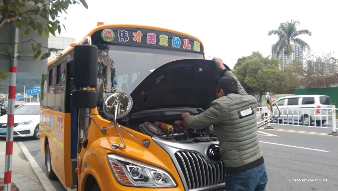 【安全教育】安全乘校車,平安伴我行——偉才美童幼兒園校車應急疏散演練活動 圖片