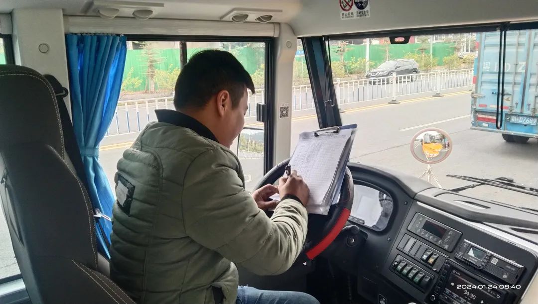 【安全教育】安全乘校車,平安伴我行——偉才美童幼兒園校車應急疏散演練活動 圖片