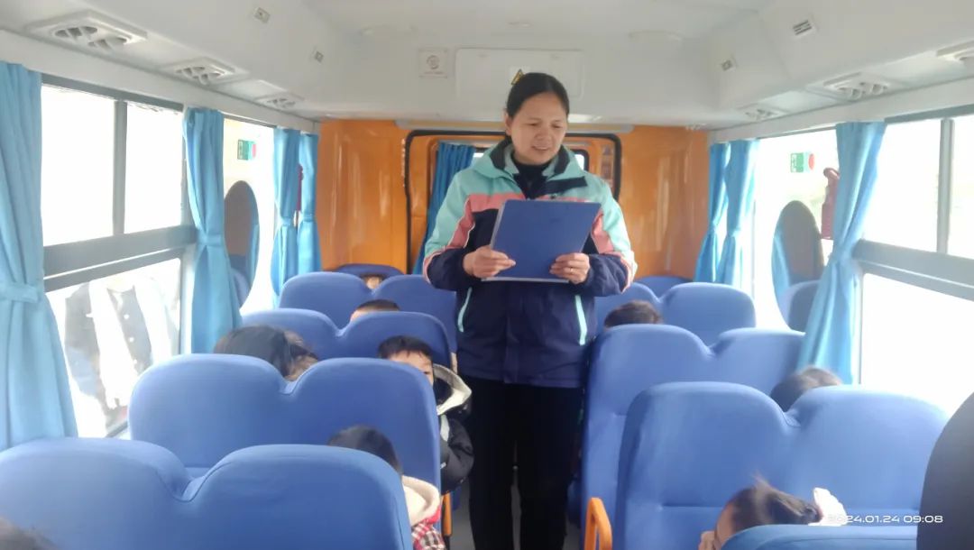 【安全教育】安全乘校車,平安伴我行——偉才美童幼兒園校車應急疏散演練活動 圖片