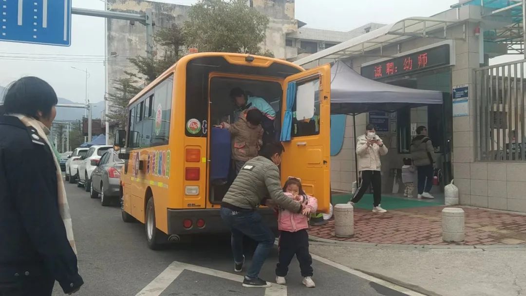 【安全教育】安全乘校車,平安伴我行——偉才美童幼兒園校車應急疏散演練活動 圖片